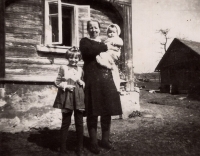 Marta Čechová (vlevo) se svou matkou a mladší sestrou na statku ve Volfarticích, rok 1946