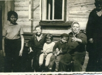 Příbuzní Marty Čechové na statku ve Volfarticích, vpravo sedící je matka pamětnice