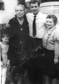 Příbuzenstvo Marty Čechové - zleva dcera Ilona, matka, švagr Milan a jeho matka
