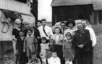 Svatba sestry Lídy v roce 1960, pamětnice Marta Čechová zcela vlevo 
