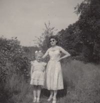 Eva a její švagrová Vlasta, asi rok 1960