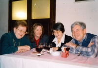 Eva Novotná v době, kdy moderovala Dobrá jitra v Českém rozhlasu (1995-2002), na fotografii s jedním ze svých hostů, astronomem Jiřím Grygarem