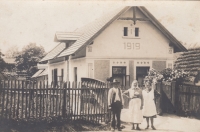 Před domem č. p. 19 v Chýšti – zprava maminka pamětnice Růžena Školníková a její rodiče Václav a Aloisie Pilařovi 