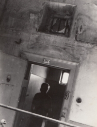 Okénko v cele, kterým celou noc dovnitř vnikalo světlo