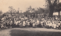 Vesnické setkání v Semíně v polovině třicátých let