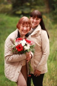 Hana Ženíšková s vnučkou Šárkou Káňovou v zahradě plzeňského studia v roce 2022