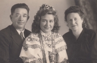 Růžena Čiháková s rodiči Josefem a Růženou Školníkovými v roce 1947