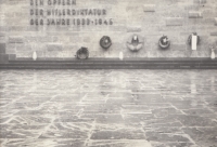 Nápis „Obětem nacistického teroru 1935-1945“ v památníku v Plötzensee