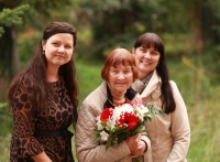 Hana Ženíšková s vnučkou Šárkou Káňovou a dokumentaristkou Jarmilou Vandovou v zahradě plzeňského studia v roce 2022