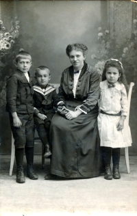 Babička pamětnice Františka Hochmanová se svými dětmi, 1881