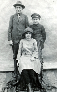 Eva Novotná's mother with her brothers