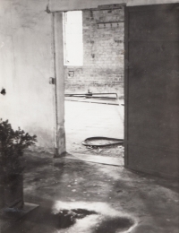 Sekyrárna s dveřmi, kterými byli vynášeni mrtví