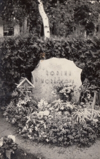 Rodinný hrob na hřbitově v Bolevci