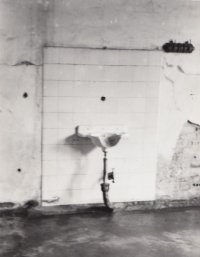 Umyvadlo pro popravčího v sekyrárně v Plötzensee