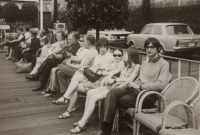 Fotografie ze zájezdu divadla do Belgie, Pavel Černík v popředí