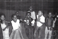 Fotka, kterou Jiří Jogl pořídil v Ghaně, líbilo se mu, jak kolem něj děti pobíhají (2006)