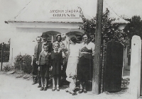 Václav Veber (uprostřed) se svojí rodinou v Záboří nad Labem, rok 1940