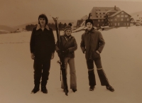 Ilja (vlevo) s dětmi přátel svých rodičů, 1975