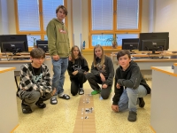 Žákovský tým během přípravy otázek pro Radima Jaukera, 2022