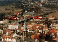 Loučení vojenské záchranky se starými typy vrtulníků Mi-2 (dva menší vzadu, jeden pilotuje Jiří Jogl) a Mi-17 (90. léta)