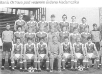 Baník Ostrava na přelomu 70. a 80. let 20. století za trenéra Evžena Hadamczika. Verner Lička sedí dole třetí zprava