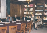 Oldřich Kašpar (zcela vlevo) po přednášce v Mexické akademii historie (Mexicana Academia de la Historia) s akademiky v roce 2002. Zde mu byl udělen titul řádného akademika této instituce