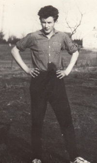 Oldřich Kašpar na zahradě rodinného domu v polovině 60. let 20. století