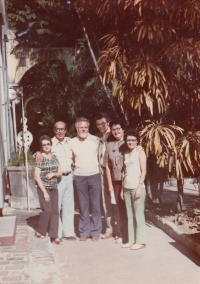 Oldřich Kašpar (v pozadí) s dr. Bohumilem Zavadilem (uprostřed) a kubánskými kolegy při studijním pobytu v Havaně v roce 1983. Vedle dr. Zavadila stojí muž v brýlích, dr. Enrique Sosa Rodríguez, kubánský znalec afrokaribských kultů. Po boku Olřicha Kašpara stojí dr. Isabel Fernández Santana, ředitelka knihovny Biblioteca Nacional v Havaně
