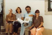 Oldřich Kašpar se španělskými kolegyněmi, badatelkami z Archívu Královské botanické zahrady v Madridu (Archivo de  Real Jardín Botánico). Při představení dvojjazyčné knihy (čeština-španělština) o zámořských objevech a jejich ohlasu v českých zemích. Na pravém kraji dr. María Victoria Ibáňez, španělská badatelka, autorka významné knihy o rodákovi z českých zemí Tadeáši Haenkeovi (1985)
