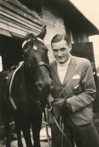 Strýc Adolfa Sochera Alois Socher (1907–⁠⁠⁠1942), který zemřel po útěku z Dachau