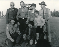 Adolf Socher na Svojsíkově závodě (nahoře zleva R. Pleiner, M. Pergler s manželkou, Adolf Socher, dole zleva Ota Makeš, bratři Perglerovi), 1969