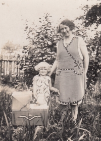 Malá Růžena Čiháková s maminkou Růženou Školníkovou ve třicátých letech v Semíně na zahradě