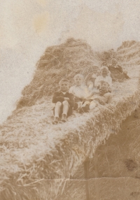 Druhý zleva bratr Jiří, třetí zleva Miloš Morávek, Svobodné Dvory, 1939/45