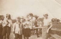 Druhý zleva Miloš Morávek, úplně vpravo bratr Jiří – při sběru brambor, Svobodné Dvory, 1939/45