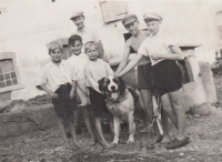 První zprava Miloš Morávek, nejvyšší a třetí zleva bratr Jiří Morávek, Svobodné Dvory, 1946