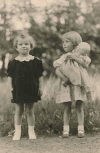 Hana Lapková (vpravo) se sestřenicí, 1940