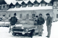 Rallye Žinkovy, zleva Jiří Syrovátko, Josef Srnský, Mucha (redaktor Světa motorů), Žinkovy, 1972