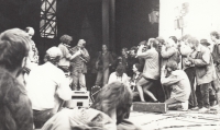 Festival v Lipnici, kam Josef Bajer vezl Jana Rejžka a Helenu Třeštíkovou. V centru dění je Václav Havel, 3. září 1988