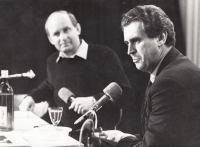 Josef Bajer s Milošem Zemanem na půdě Jonáš klubu, přelom 80. a 90. let