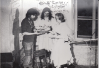 Koncert v Horní Kalné organizovaný Jiřím Drahoňovským. Na fotografii písničkář Vlasta Třešňák, 1976. 