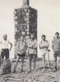 Jiří Drahoňovský (2. zprava) s kamarády v Lužických horách, 80. léta. 
