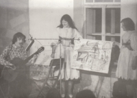 Koncert v hospodě Bosna v Horní Kalné, organizátor Jiří Drahoňovský. Na fotografii písničkář Petr Lutka, 1976. 