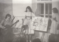 Koncert v hospodě Bosna v Horní Kalné, organizátor Jiří Drahoňovský. Na fotografii písničkář Petr Lutka, 1976. 