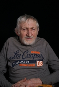 Jiří Drahoňovský ve studiu ve Vrchlabí v roce 2023