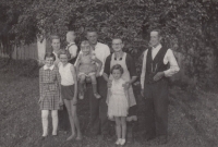 Zprava nahoře: děda Josef Mejsnar, babička Marie Mejsnarová, strýc Josef Mejsnar a maminka Marie Petráková držící bratra Jaromíra, zleva dole: Marie Poláková a její tři sestřenice, 60. léta