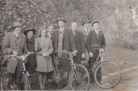 Tatínek Jaromír Petrák (vpravo), maminka Marie Petráková (třetí zprava) a maminčin bratr Josef Mejsnar (čtvrtý zprava) na výletě na kole, asi koncem padesátých let