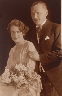 Stanislav Zendulka a Zdenka Zendulková (roz. Steinerová), rodiče pamětnice, svatební foto, 23. března 1930