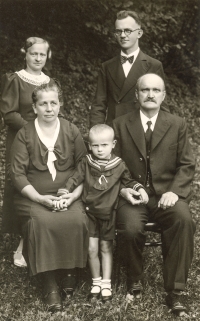 Rodina Pičmanova, prarodiče, rodiče a v popředí čtyřletý pamětník, Jablonec nad Jizerou, 1937