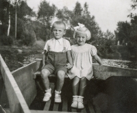 Karel Pičman se sestrou Vlastou, Jablonec nad Jizerou, srpen 1939