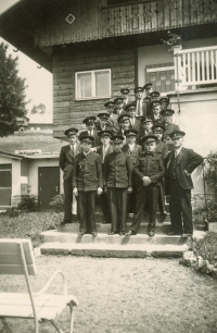 Ulrich's band from Jablonec in front of the hotel Jánošík in Špindlerův Mlýn, the witness is the shortest in the middle, the band leader Josef Ulrich is standing second from the right in the bottom row, 1946